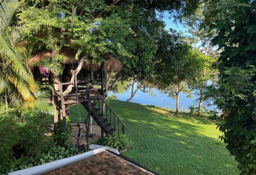 בית מלון כפרי Lao Lake House