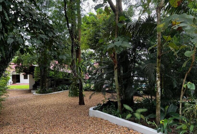 בית מלון כפרי Lao Lake House