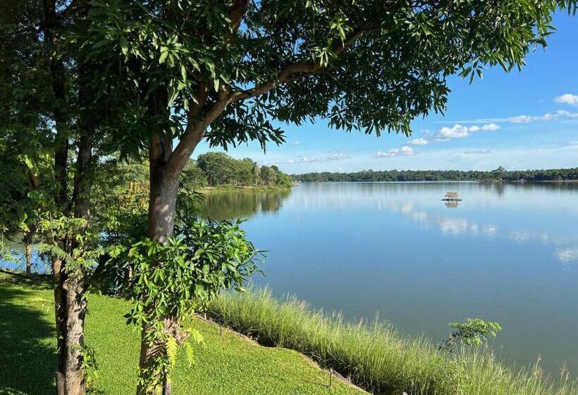 בית מלון כפרי Lao Lake House