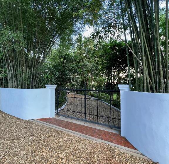 בית מלון כפרי Lao Lake House