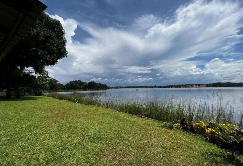 בית מלון כפרי Lao Lake House