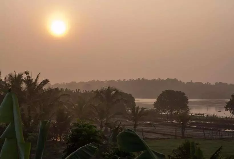 Aamiaismajoitus (B&B) Lake View Cottage