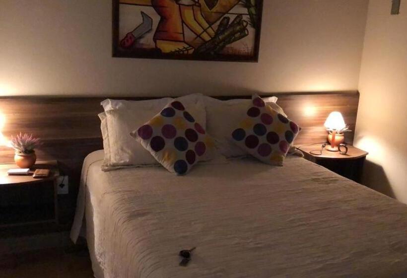 Bed and Breakfast Pantanal Ranch Meia Lua