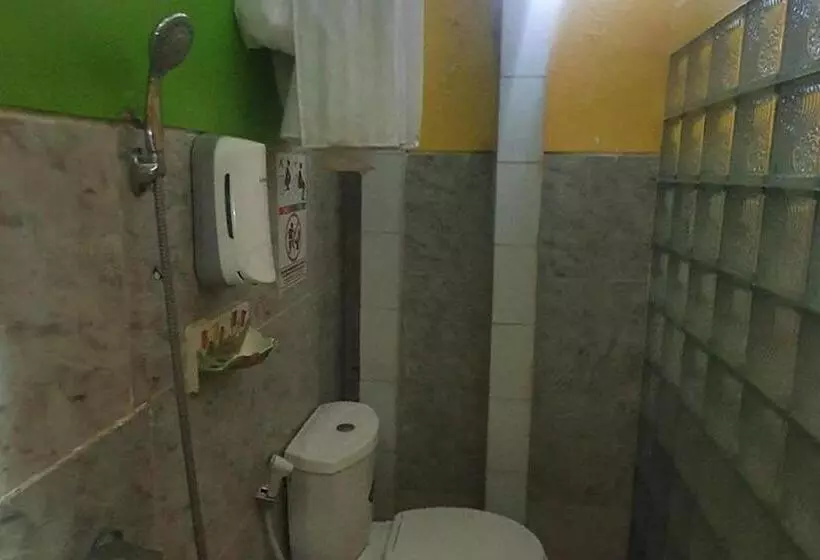 هتل Homestay Gayatri Sawojajar Near Univ Negeri Malang Kampus 2 Mitra Reddoorz