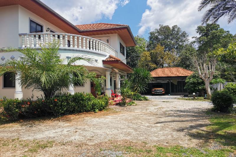 Отель Oyo 967 Andathien Pool Villa Aonang