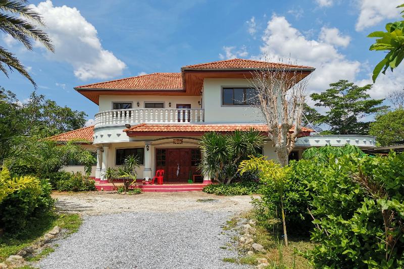 Отель Oyo 967 Andathien Pool Villa Aonang