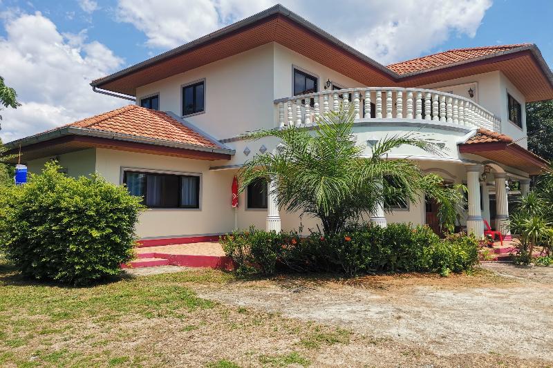 Отель Oyo 967 Andathien Pool Villa Aonang