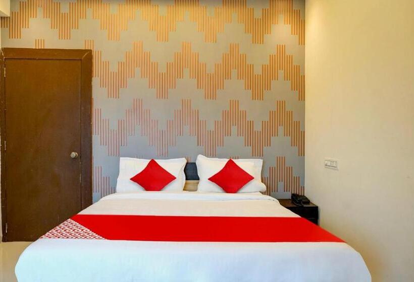 Fabhotel The Golden Leaf