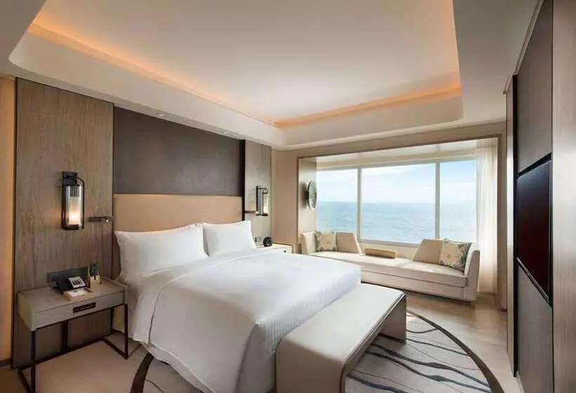 فندق Conrad Manila