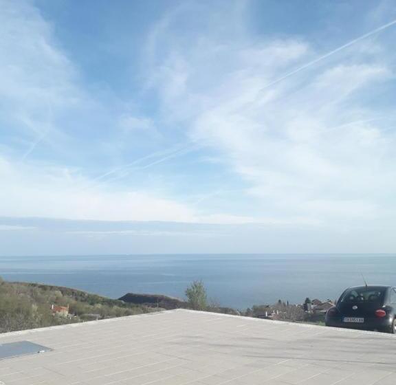 апартамент с изглед към морето и външен басейн