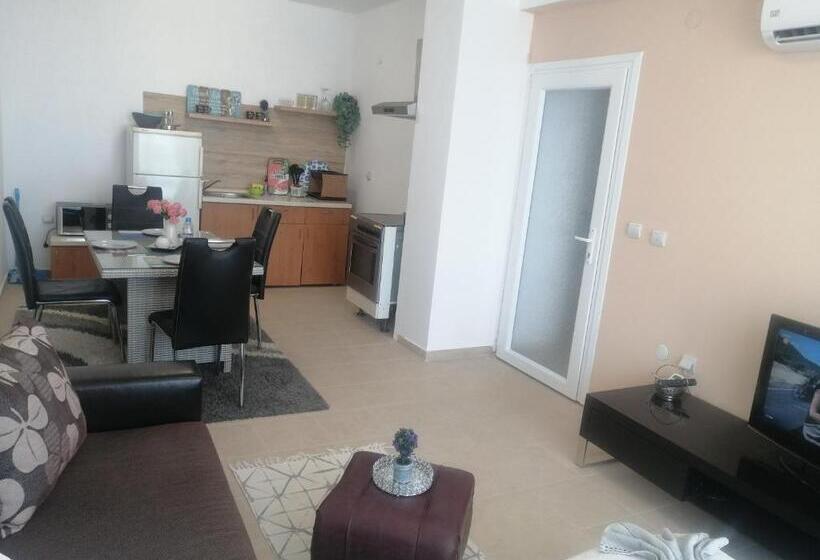 апартамент с изглед към морето и външен басейн