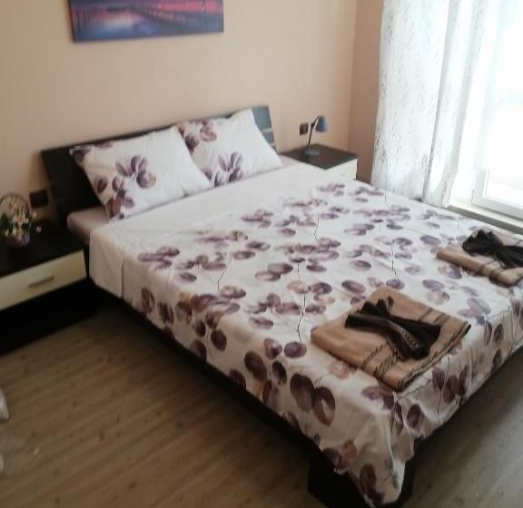 апартамент с изглед към морето и външен басейн