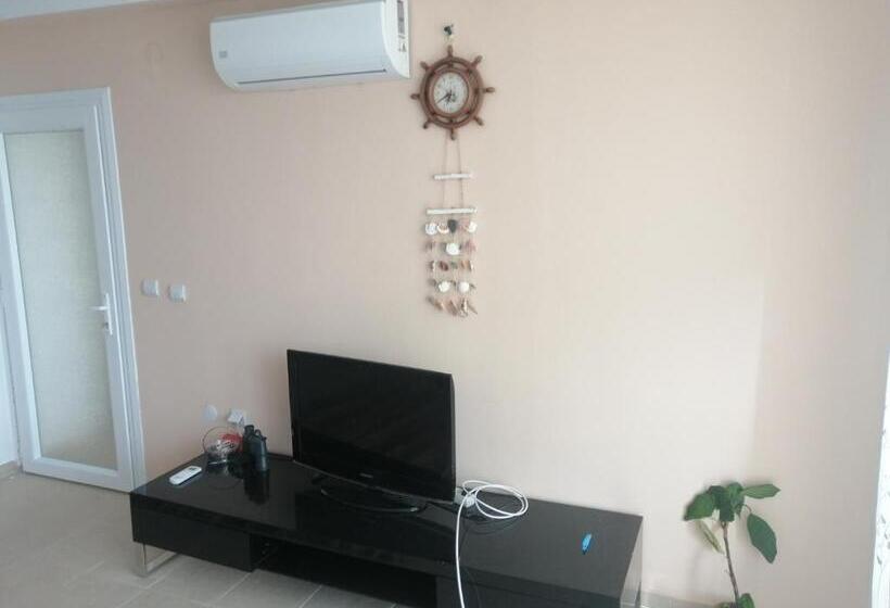 апартамент с изглед към морето и външен басейн