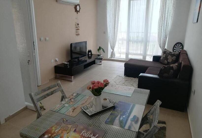 апартамент с изглед към морето и външен басейн