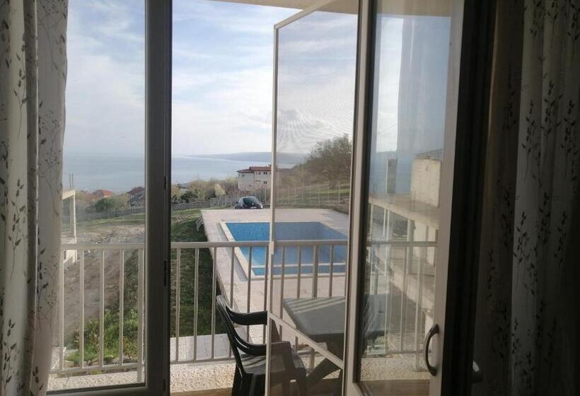 апартамент с изглед към морето и външен басейн