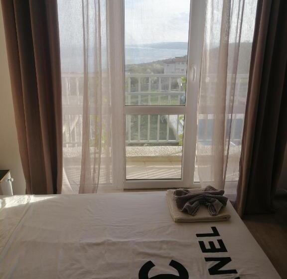 апартамент с изглед към морето и външен басейн