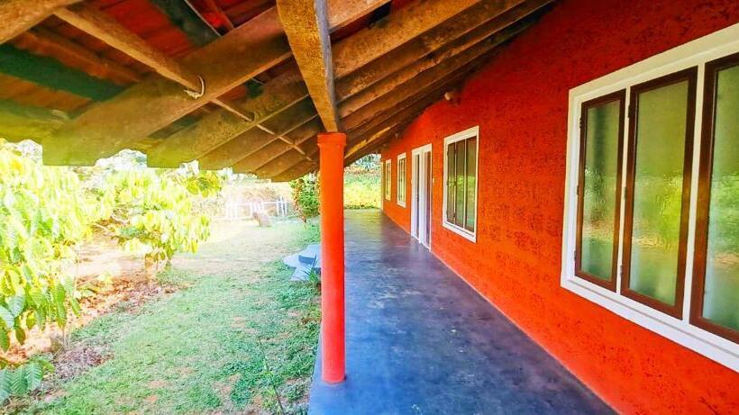 בית מלון כפרי Agastya Lake View Coorg Homestay