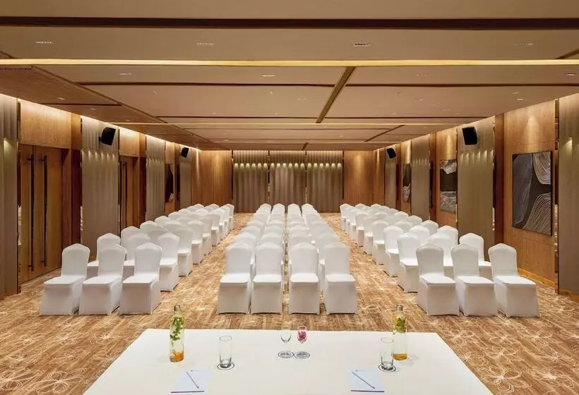 Hotelli Ramada Encore By Wyndham Indore Nipania