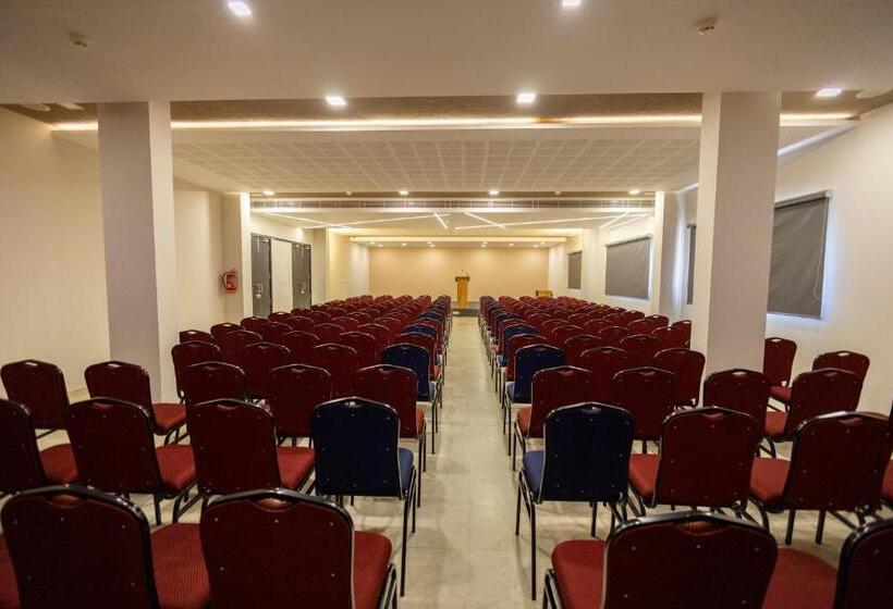 בית מלון כפרי Jyothis Residency