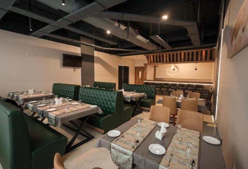 בית מלון כפרי Jyothis Residency