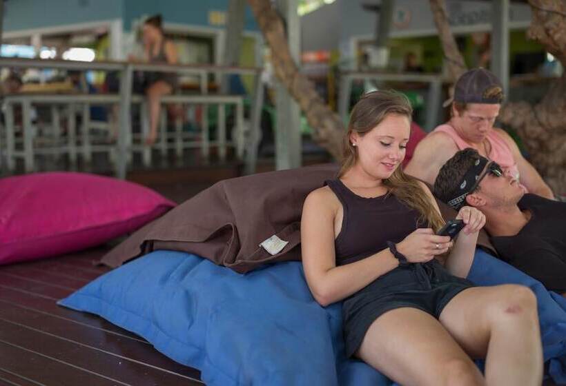 Отель Bungalow Bay Koala Village Hostel