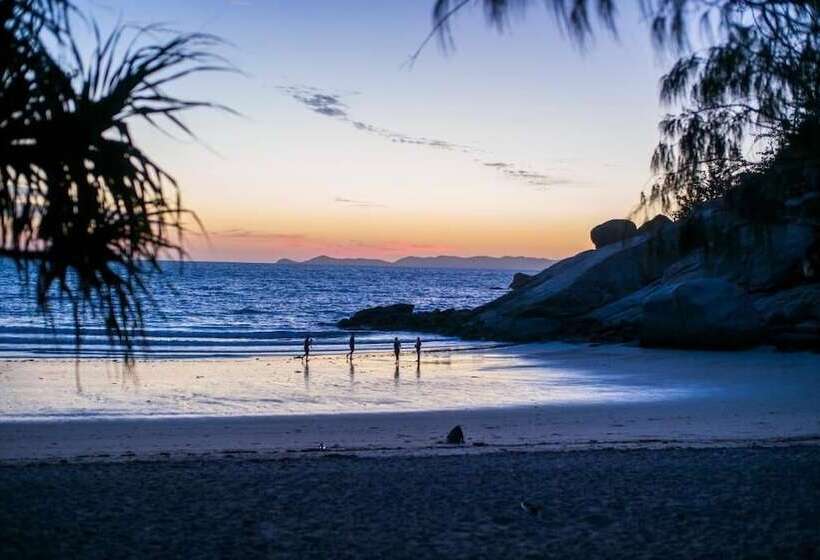 Отель Bungalow Bay Koala Village Hostel