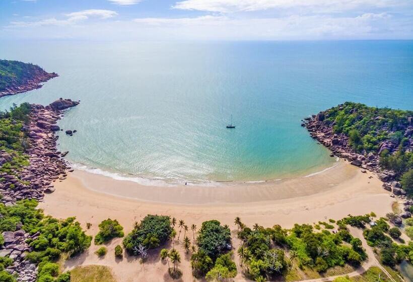 Отель Bungalow Bay Koala Village Hostel