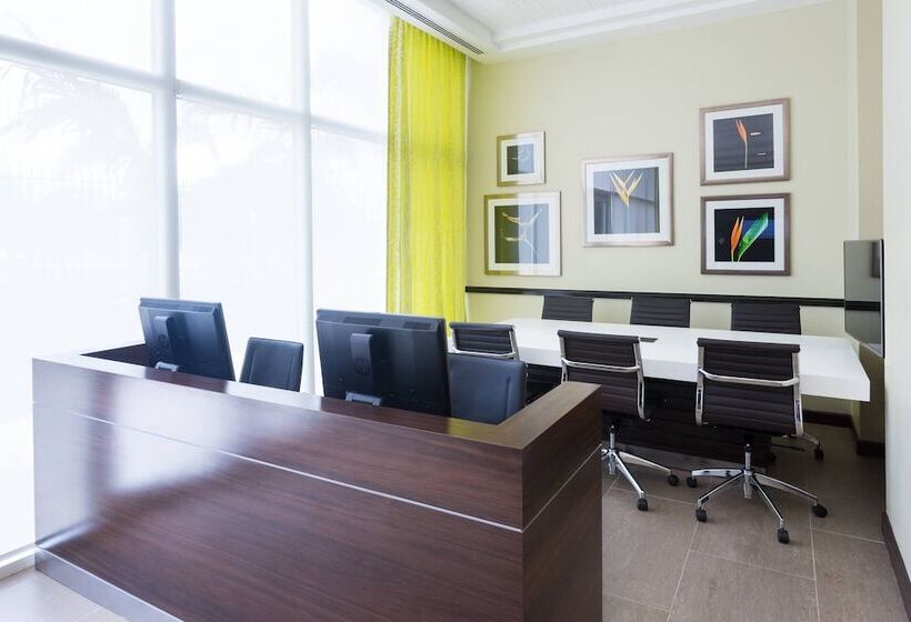 هتل Courtyard By Marriott Kingston, Jamaica