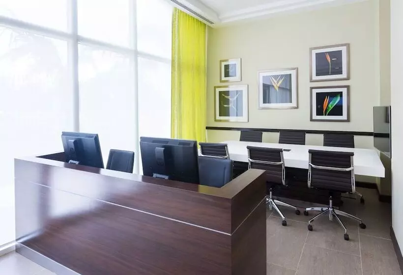 هتل Courtyard By Marriott Kingston, Jamaica