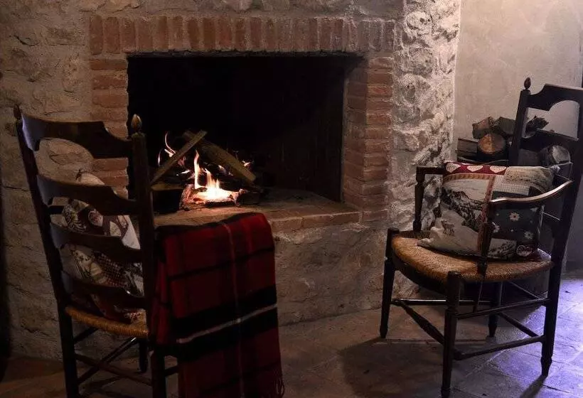 هتل Robur Marsorum Albergo Diffuso