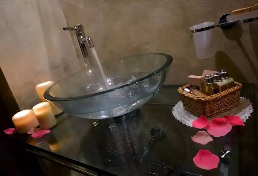 هتل Robur Marsorum Albergo Diffuso