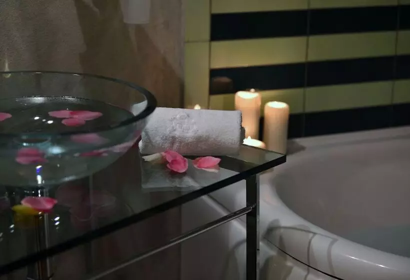 هتل Robur Marsorum Albergo Diffuso