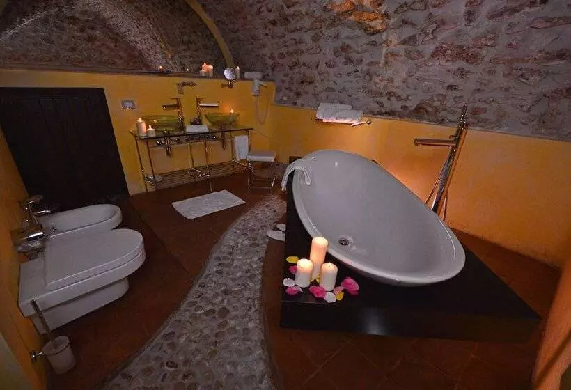 هتل Robur Marsorum Albergo Diffuso