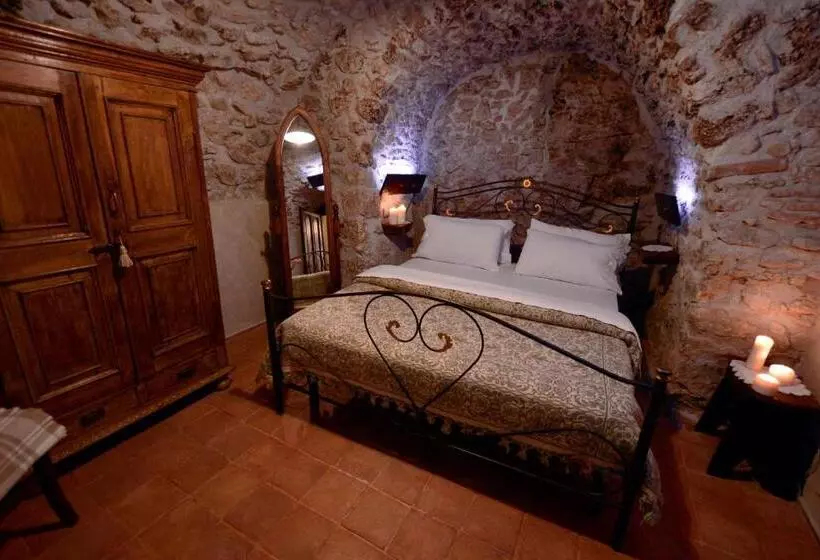 هتل Robur Marsorum Albergo Diffuso