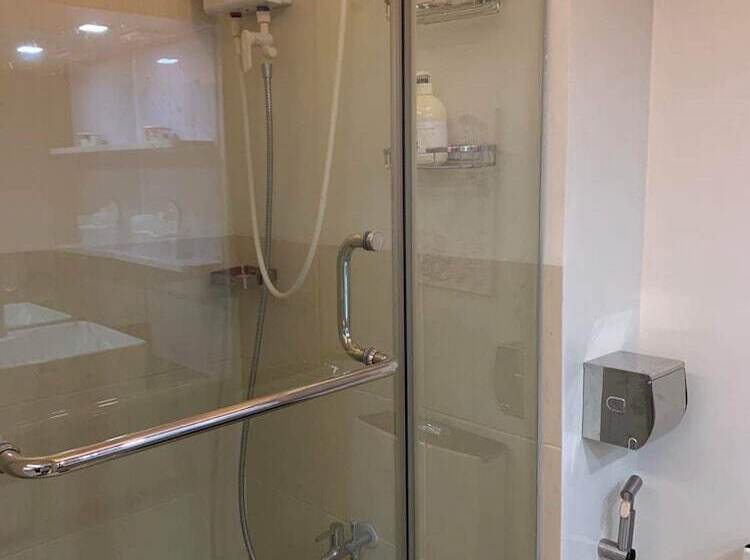 Oyo 936 Yumis Condotel Trees Residences