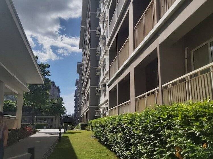 Oyo 936 Yumis Condotel Trees Residences