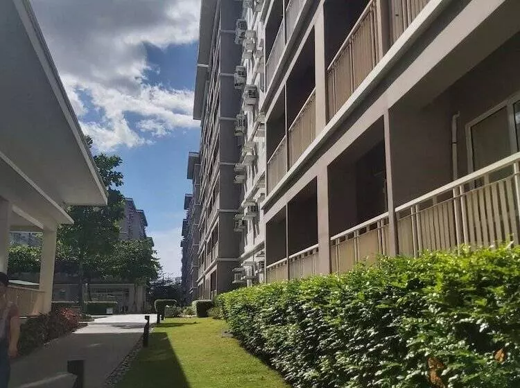 Oyo 936 Yumis Condotel Trees Residences