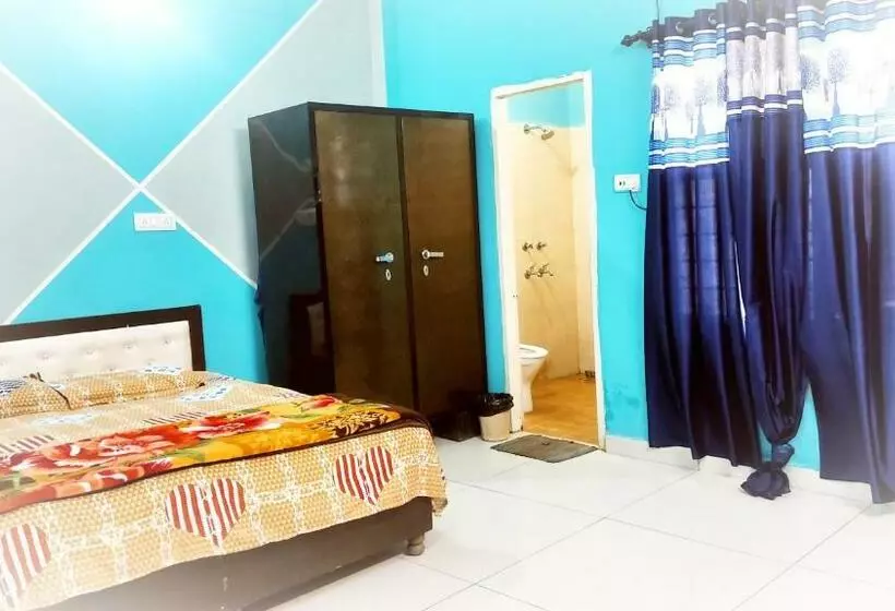ユースホステル Dwaraka Inn    Lpu Law Gate    Super Deluxe Rooms For Parents, Students, Couples, Corporate