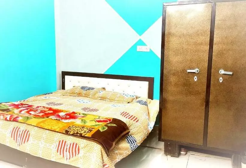 ユースホステル Dwaraka Inn    Lpu Law Gate    Super Deluxe Rooms For Parents, Students, Couples, Corporate