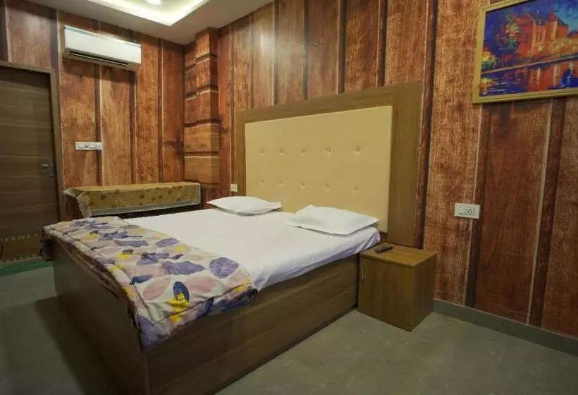 ユースホステル Dwaraka Inn    Lpu Law Gate    Super Deluxe Rooms For Parents, Students, Couples, Corporate