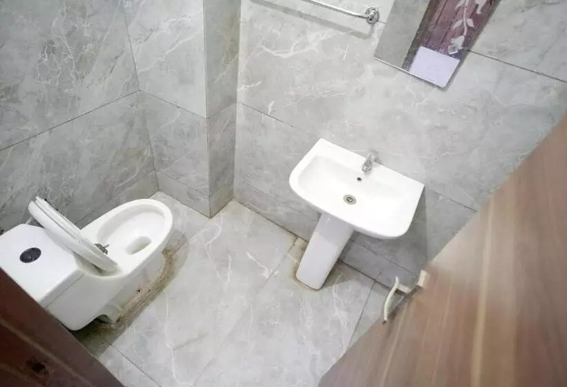 ユースホステル Dwaraka Inn    Lpu Law Gate    Super Deluxe Rooms For Parents, Students, Couples, Corporate