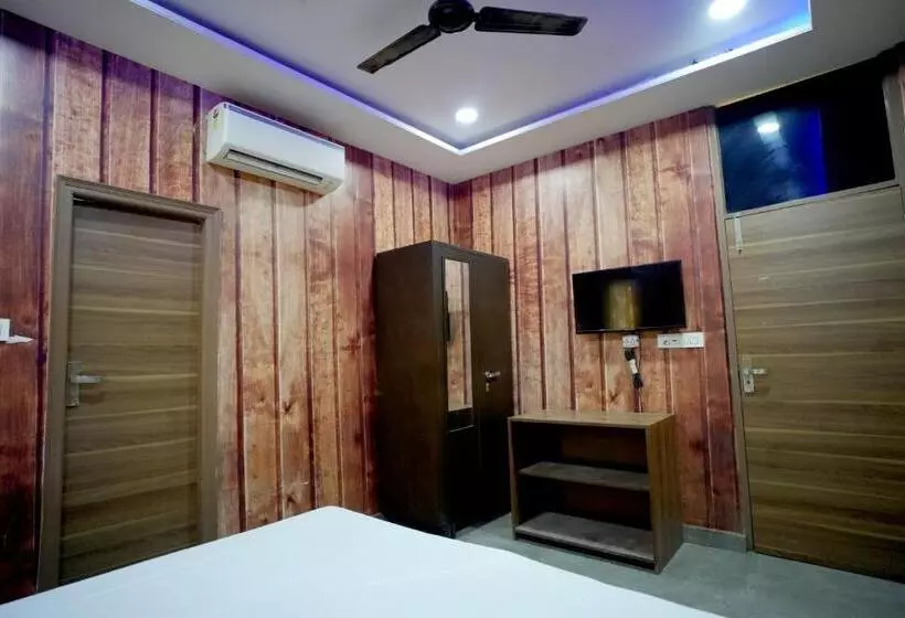 ユースホステル Dwaraka Inn    Lpu Law Gate    Super Deluxe Rooms For Parents, Students, Couples, Corporate