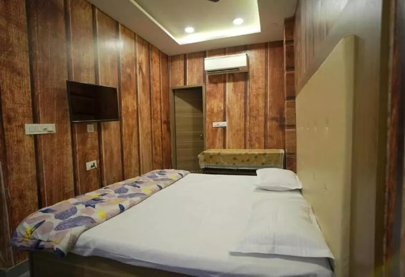 ユースホステル Dwaraka Inn    Lpu Law Gate    Super Deluxe Rooms For Parents, Students, Couples, Corporate