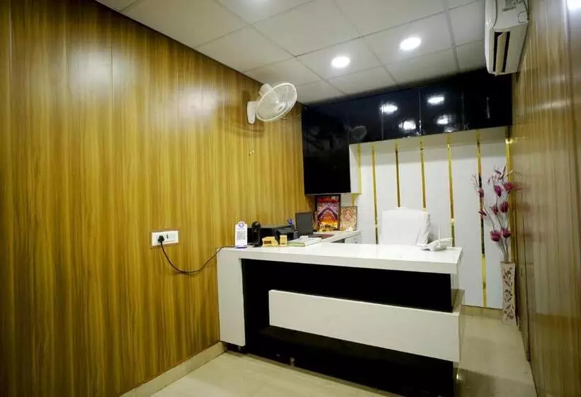 ユースホステル Dwaraka Inn    Lpu Law Gate    Super Deluxe Rooms For Parents, Students, Couples, Corporate