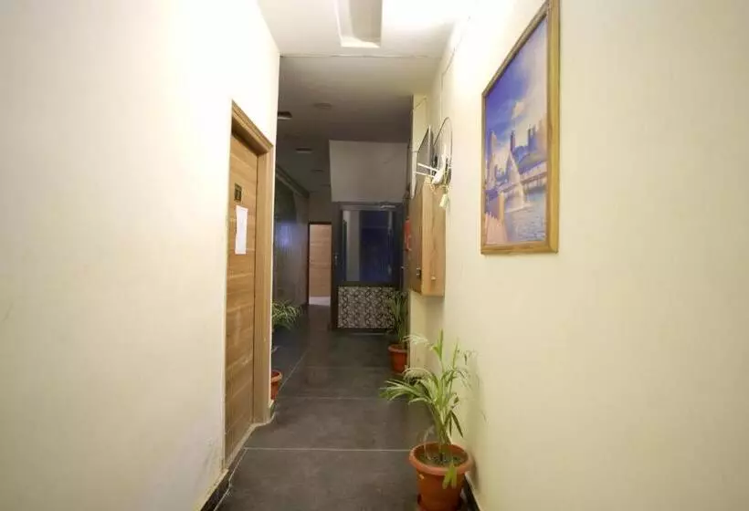ユースホステル Dwaraka Inn    Lpu Law Gate    Super Deluxe Rooms For Parents, Students, Couples, Corporate