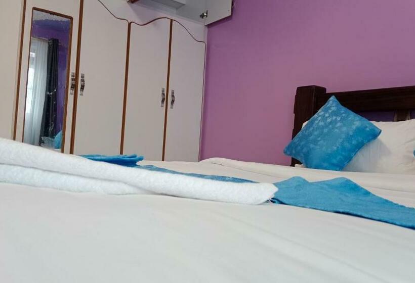 تختخواب و صبحانه Roberts Villas