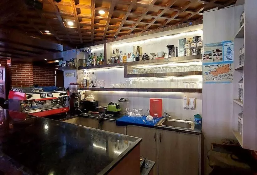 پانسیون Luniva Restaurant And Guest House