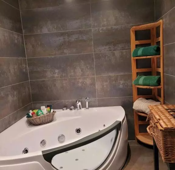 ベッドアンドブレックファースト Cosy Cottage With Private Pool