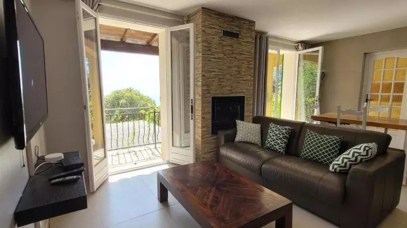 ベッドアンドブレックファースト Cosy Cottage With Private Pool