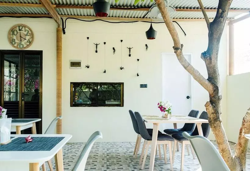 پانسیون Ahiva Village